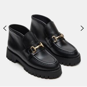 NWT Steve Madden Black Leather Lug Sole Loafers with Gold Bit Sz 8